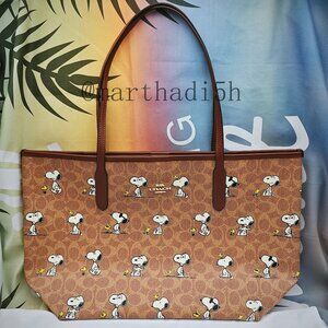 💕Coach X Peanuts tote In Signature Canvas With Snoopy Print